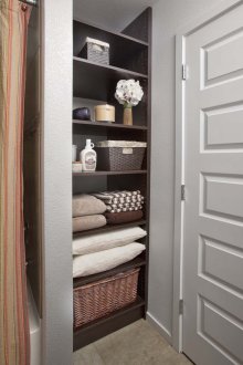 Ράφια σε μια θέση στο μπάνιο