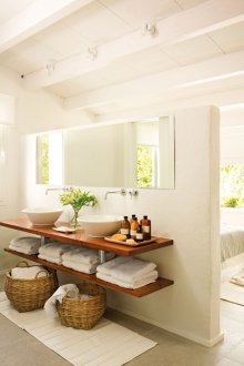 Κρεμαστά ράφια στο μπάνιο