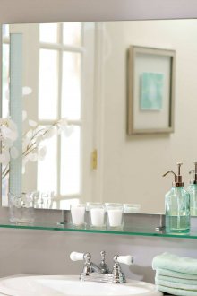 Στενά ράφια στο μπάνιο