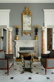 Μαρμάρινες κίονες σε σαλόνι με κλασικό στυλ