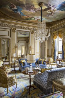 Κλασική ζωγραφική στην οροφή του καθιστικού