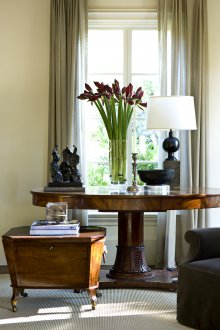 Κλασικό τραπέζι στο σαλόνι