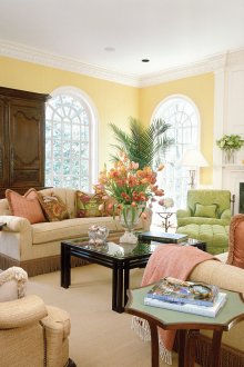 Ο συνδυασμός του μπεζ, κίτρινου και λευκού χρώματος στο σαλόνι σε κλασικό ύφος