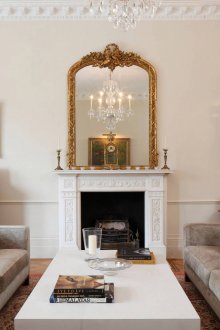 Ο συνδυασμός του μπεζ, του χρυσού και του λευκού στο σαλόνι