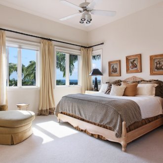 Υπνοδωμάτιο εξοχικού στιλ σε καφέ και μπεζ χρώματα