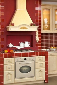 Κουζίνα χώρα σε μπεζ και κόκκινους τόνους