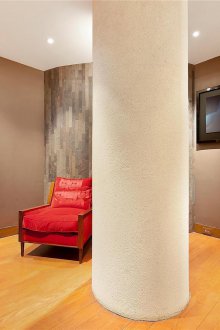 Grande pilastro all'interno