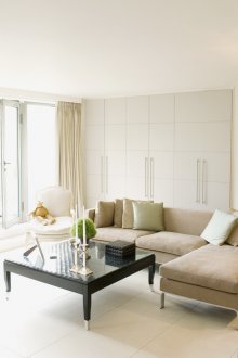 Μπεζ και λευκά χρώματα στο εσωτερικό του καθιστικού με το στυλ του μινιμαλισμού.