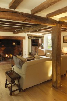 Ξύλινες στήλες στο εσωτερικό