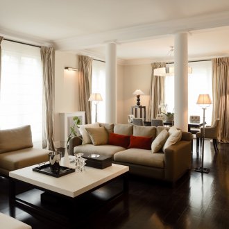 Τραπέζι οροφής για κουρτίνες στο σαλόνι