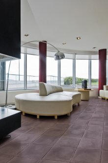 Διακοσμητικές κόκκινες στήλες