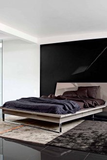 Μπεζ, καφέ, λευκό και μαύρο σε ένα μινιμαλιστικό υπνοδωμάτιο.