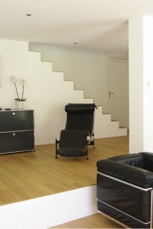 Στήλες σε μονόχρωμο εσωτερικό