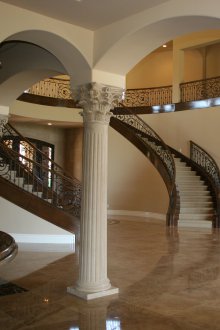 Μαρμάρινες στήλες στο εσωτερικό