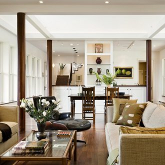 Ξύλινη πόρτα καρυδιού