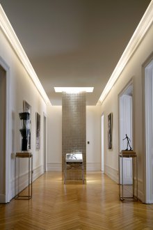 Ασημένια στήλη στο εσωτερικό