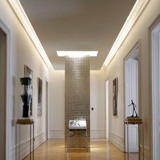 Λευκή ταπετσαρία με ασημένιο μοτίβο στο εσωτερικό