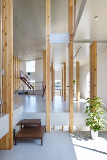 Κίονες πεύκου στο εσωτερικό