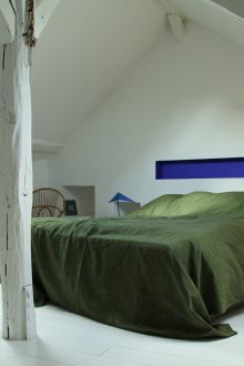 Λευκή ξύλινη στήλη στο εσωτερικό