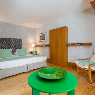 Πράσινο τραπέζι στο εσωτερικό