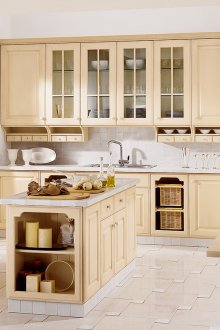 Ευρύχωρη μπεζ κουζίνα