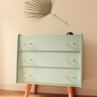 Τυρκουάζ συρταριέρα σε στυλ ρετρό