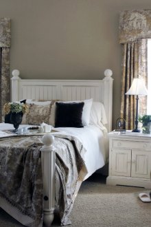 Η κρεβατοκάμαρα της Provence με μπεζ στοιχεία.