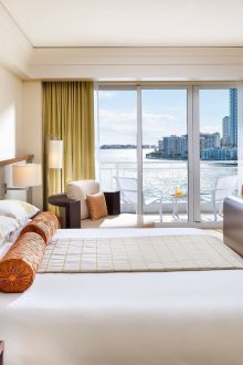 Μπεζ και άλλα χρώματα στο υπνοδωμάτιο.