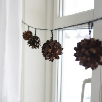 Γιρλάντα του νέου έτους σε ένα παράθυρο