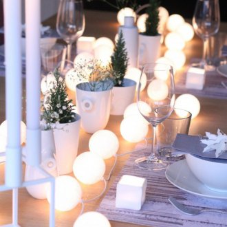 Γιρλάντα του νέου έτους στο τραπέζι