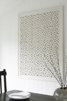 Panel decorativo blanco de madera.