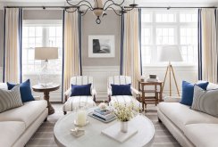 En vakker kombinasjon av beige, blå og hvite farger i det indre av stuen