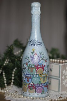 Δεσπόζης μπουκάλια σαμπάνιας για το νέο έτος με κουκουβάγιες