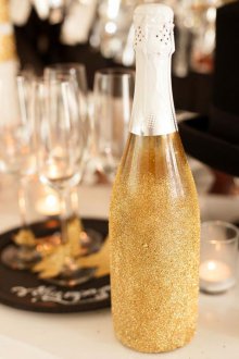 Μπουκάλια σαπουνιού Decoupage σε ένα τραπέζι του νέου έτους