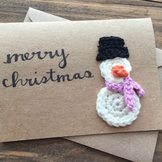 Χριστουγεννιάτικη κάρτα με πλεκτό χιονάνθρωπο