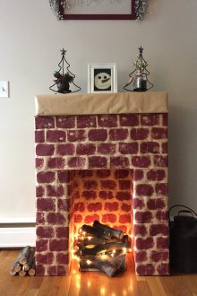 Χριστουγεννιάτικο τζάκι από το κουτί με καυσόξυλα