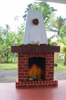 Χριστουγεννιάτικο τζάκι από το κουτί με καμινάδα