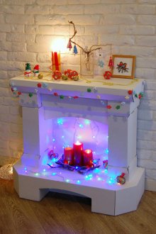 Χριστουγεννιάτικο τζάκι από το κουτί με μια γιρλάντα