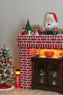 Χριστουγεννιάτικο τζάκι από το κουτί κάτω από ένα τούβλο