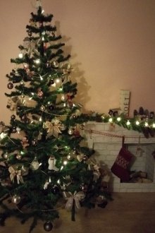 Χριστουγεννιάτικο τζάκι από το κουτί και την ταπετσαρία