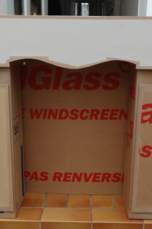 Χριστουγεννιάτικο τζάκι από το κουτί στη βάση