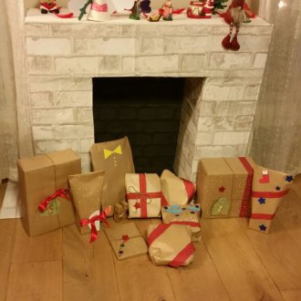 Χριστουγεννιάτικο τζάκι από το κουτί με δώρα