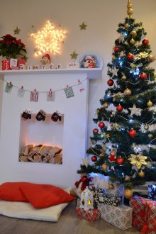 Τζάκι της Πρωτοχρονιάς έξω από τον τοίχο του κουτιού