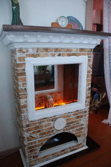 Χριστουγεννιάτικο τζάκι από το κουτί στο ρωσικό ύφος