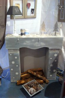 Χριστουγεννιάτικο τζάκι έξω από το κιβώτιο γκρι