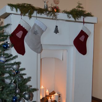 Χριστουγεννιάτικο τζάκι από το κουτί με κεριά