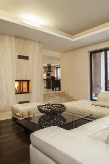 Ευρύχωρο καθιστικό με τζάκι σε μπεζ τόνους