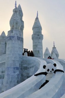 Corrediça de neve feita de blocos