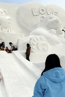 Παιδί χιόνι λόφο