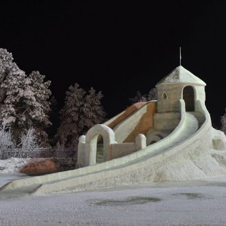 Χιονοδρομικό με φρούριο